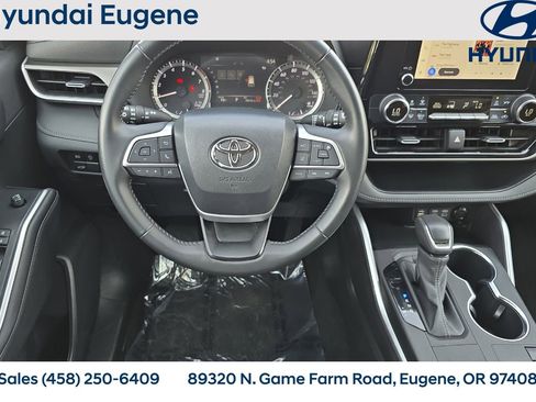 Used 2024 Toyota Highlander LE FWD image 19