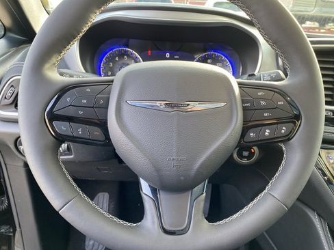 Used 2025 Chrysler Pacifica Limited image 20