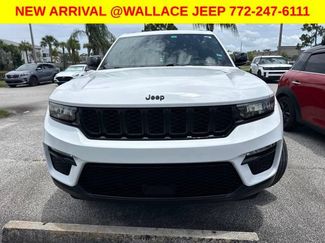 Used 2023 Jeep Grand Cherokee Limited w/ Black Appearance Package AWD/4WD video 1