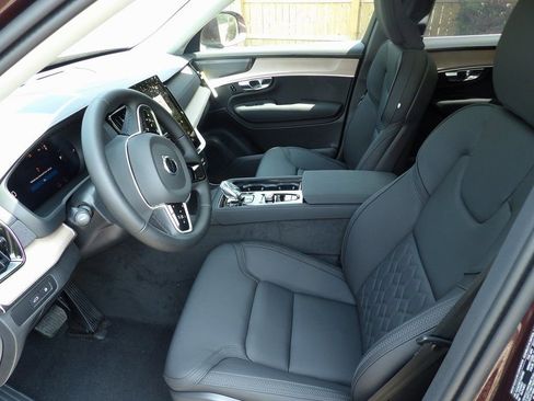 Certified 2025 Volvo XC90 T8 Plus w/ Protection Package Premier AWD/4WD image 9