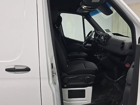 Used 2024 Mercedes-Benz Sprinter 2500 image 8