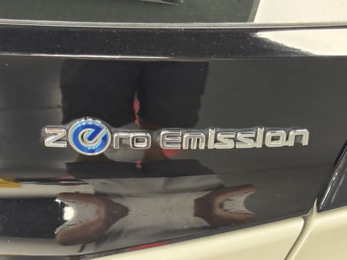 Used 2018 Nissan Leaf SV w/ SV Technology Package FWD image 10