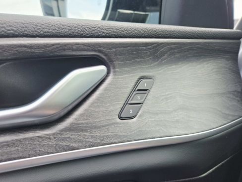 Used 2024 Jeep Grand Cherokee L Limited w/ Black Appearance Package image 38