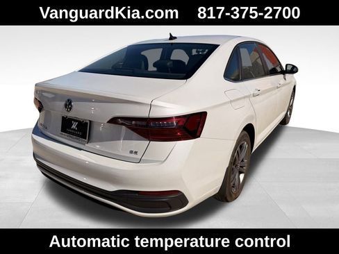 Used 2023 Volkswagen Jetta SE image 4