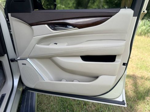 Used 2017 Cadillac Escalade Premium Luxury AWD/4WD image 40