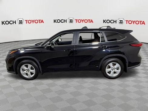 Used 2023 Toyota Highlander LE AWD/4WD image 4