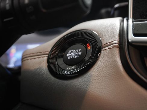 Certified 2025 Jeep Compass Limited w/ Sun & Sound Group image 17