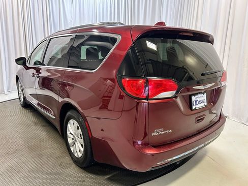 Used 2018 Chrysler Pacifica Touring-L FWD image 2