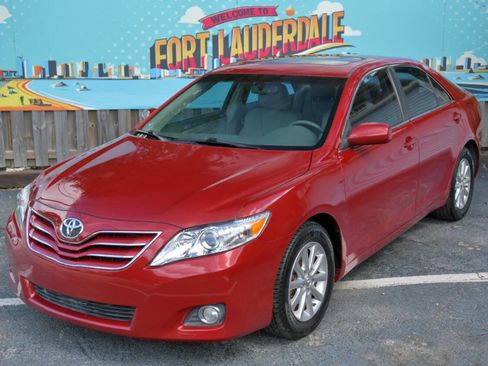 Used 2011 Toyota Camry XLE image 1