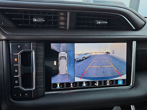 Used 2021 GMC Yukon Denali w/ Denali Premium Package image 27