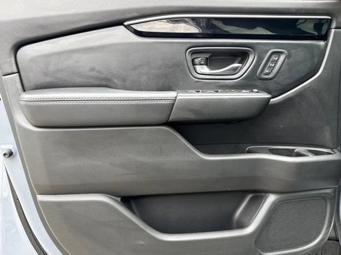 Used 2025 Honda Pilot Touring image 9