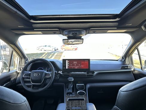 Used 2025 Toyota Sienna Limited image 29