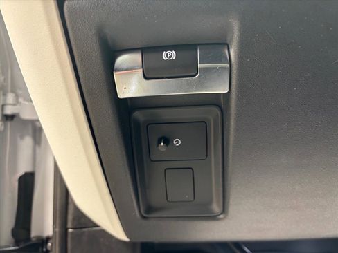 Used 2023 Land Rover Defender 110 SE image 19