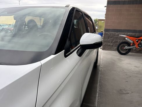 Used 2024 Kia Carnival LX image 11