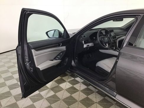 Used 2019 Honda Accord EX image 9
