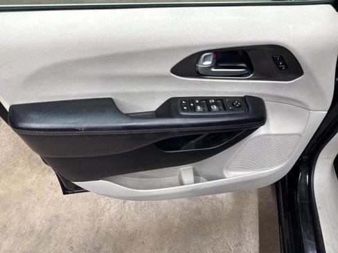 Used 2020 Chrysler Pacifica Touring-L FWD image 35