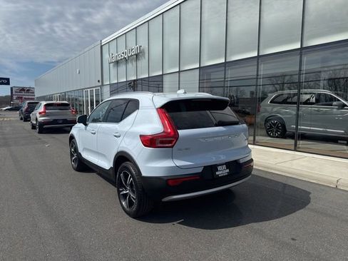 Used 2025 Volvo XC40 B5 Core image 3