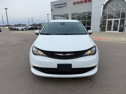 Used 2023 Chrysler Voyager LX image 8