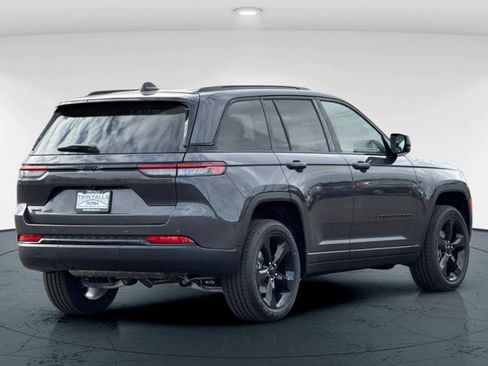New 2025 Jeep Grand Cherokee Altitude image 2