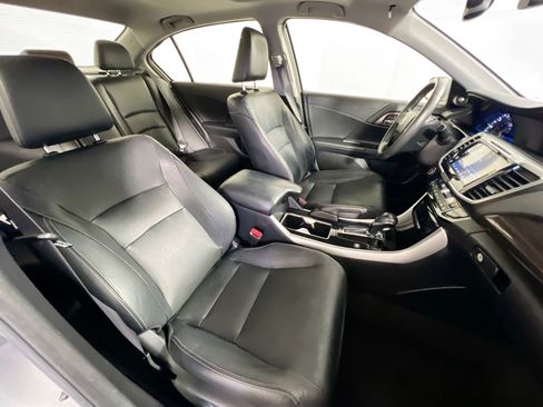 Used 2017 Honda Accord Touring image 31