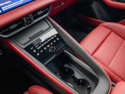 Certified 2025 Porsche Macan Electric image 21