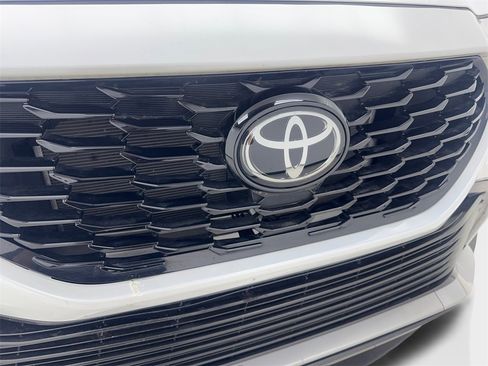 Used 2024 Toyota Highlander FWD image 26