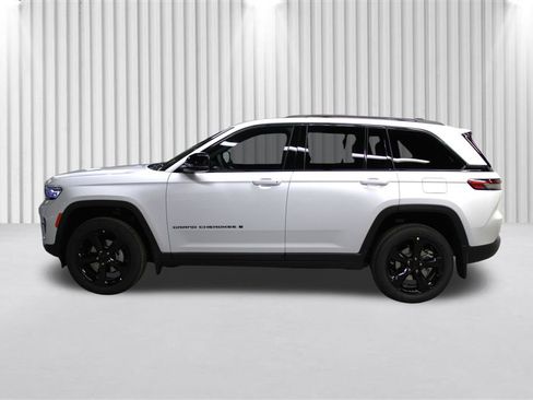 New 2025 Jeep Grand Cherokee Altitude image 7