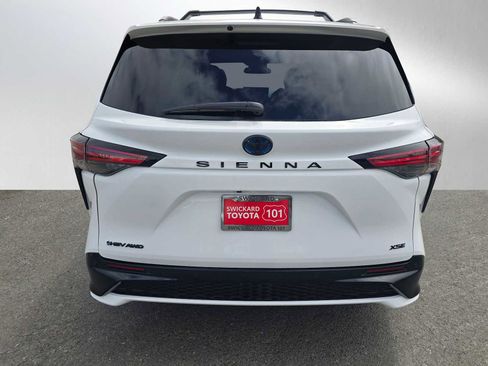 Used 2025 Toyota Sienna XSE w/ XSE Plus Package AWD/4WD image 4