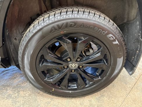 Used 2024 Toyota RAV4 SE w/ Convenience Package image 8