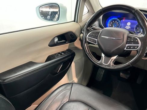 Used 2022 Chrysler Pacifica Touring-L image 11