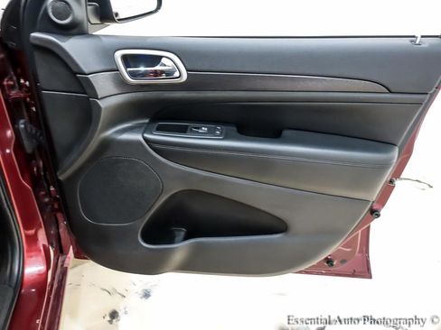 Used 2017 Jeep Grand Cherokee Altitude image 32