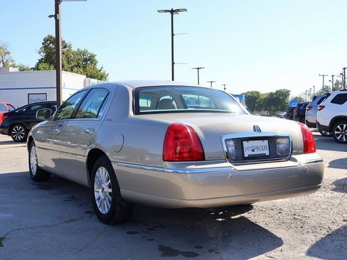 Used 2004 Lincoln Town Car Signature image 5