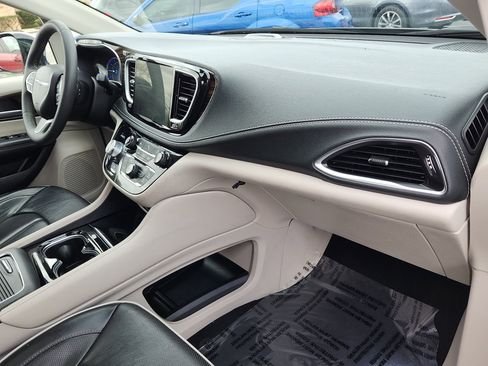 Used 2023 Chrysler Pacifica Limited image 32