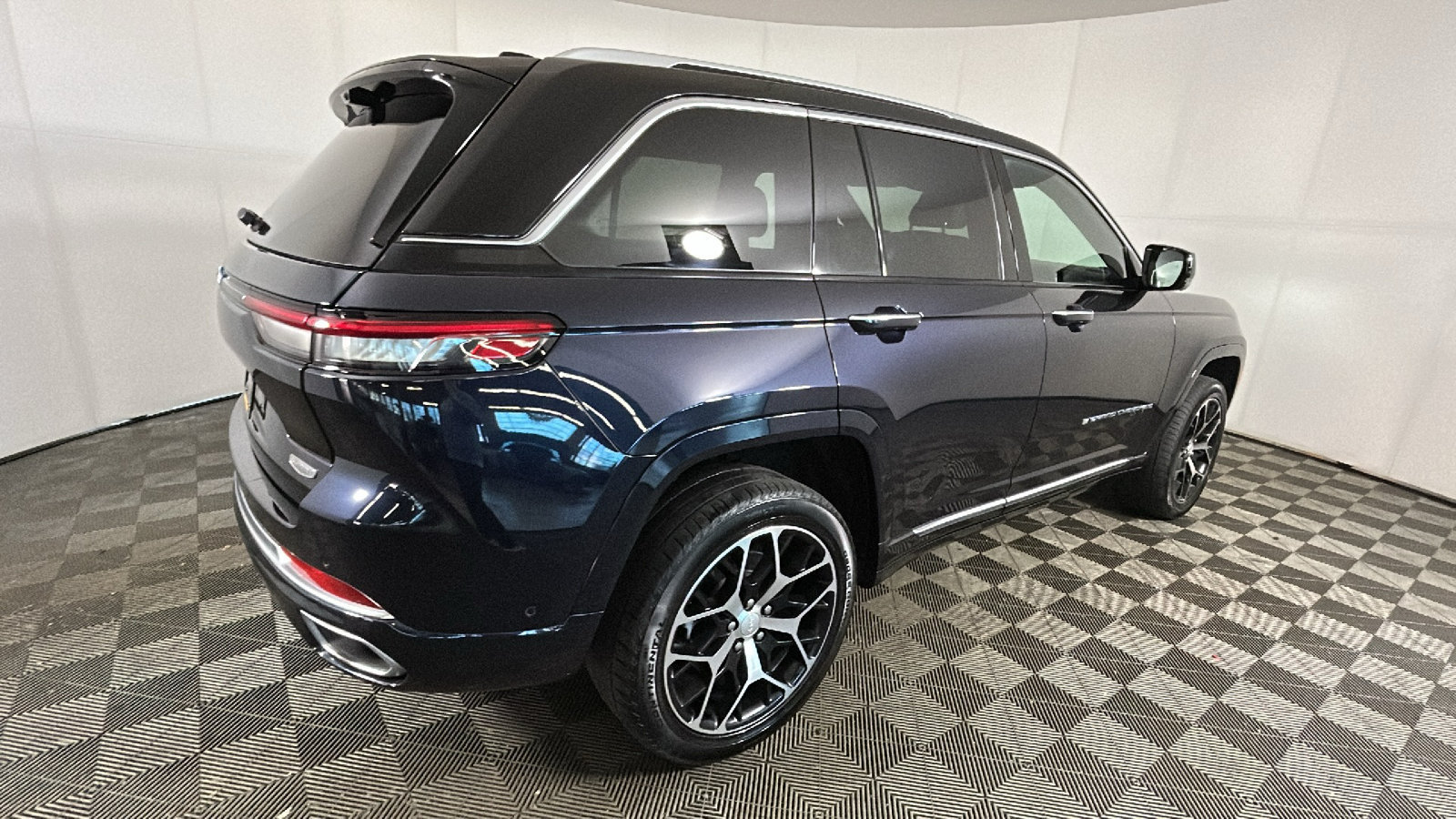 Used 2022 Jeep Grand Cherokee Summit AWD/4WD image 3
