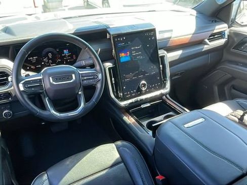 Used 2025 GMC Yukon XL Denali AWD/4WD image 15