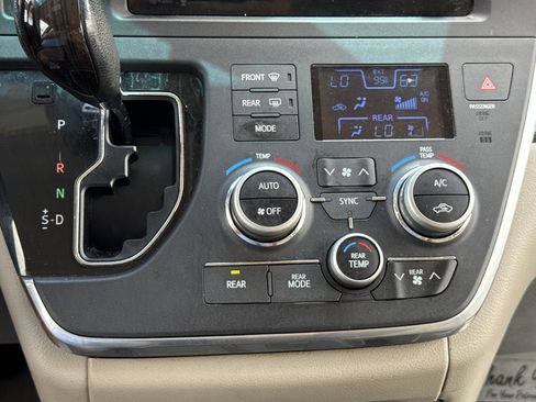 Used 2015 Toyota Sienna XLE FWD image 22