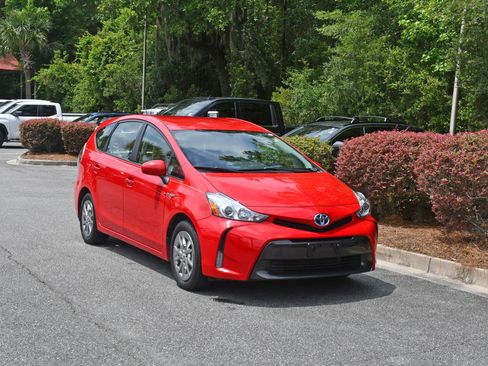 Used 2017 Toyota Prius V Four FWD image 6