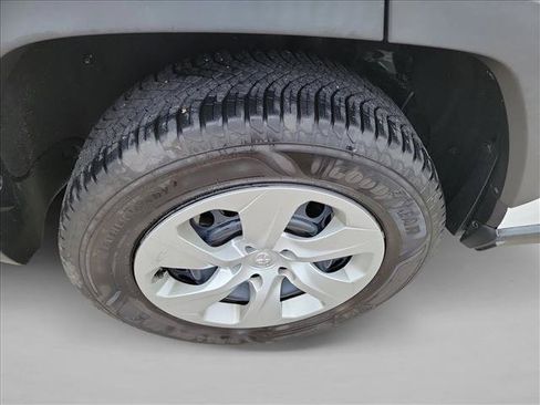 Used 2021 Toyota RAV4 LE FWD image 11