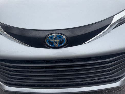 Certified 2023 Toyota Sienna LE FWD image 23