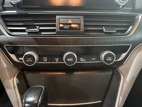 Used 2018 Honda Accord Touring image 24