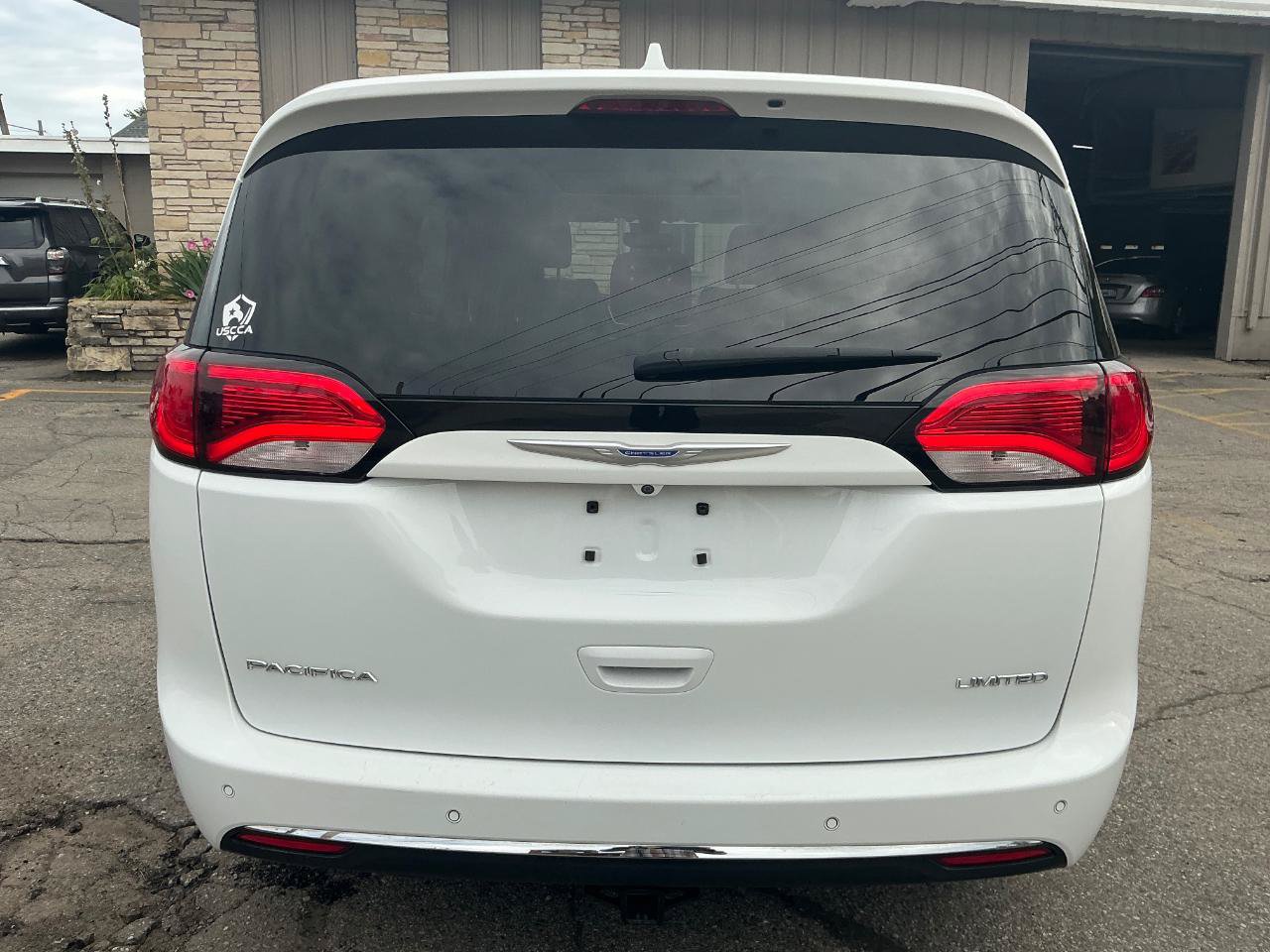 Used 2018 Chrysler Pacifica Limited FWD image 5