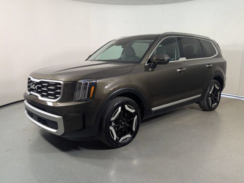 Used 2024 Kia Telluride S FWD image 3
