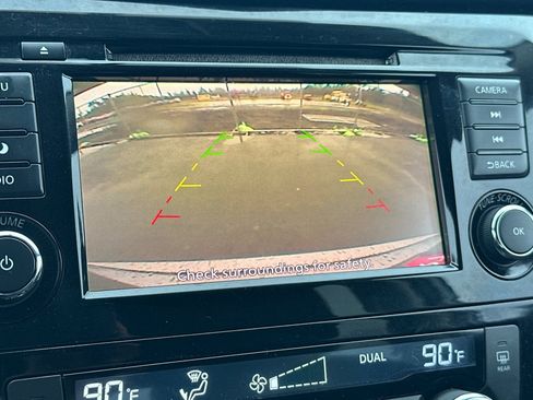 Used 2018 Nissan Rogue SV image 16