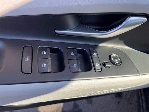 Certified 2025 Hyundai Elantra Limited image 24