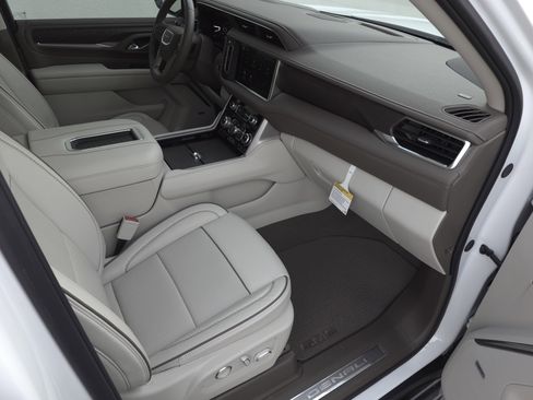 Used 2024 GMC Yukon XL Denali w/ Advanced Technology Package image 49