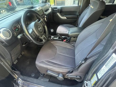 Used 2014 Jeep Wrangler Unlimited Sahara w/ Dual Top Group AWD/4WD image 17
