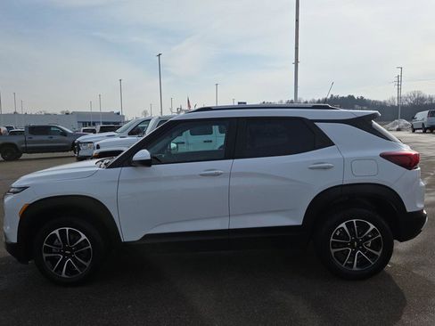 Used 2025 Chevrolet TrailBlazer LT image 2