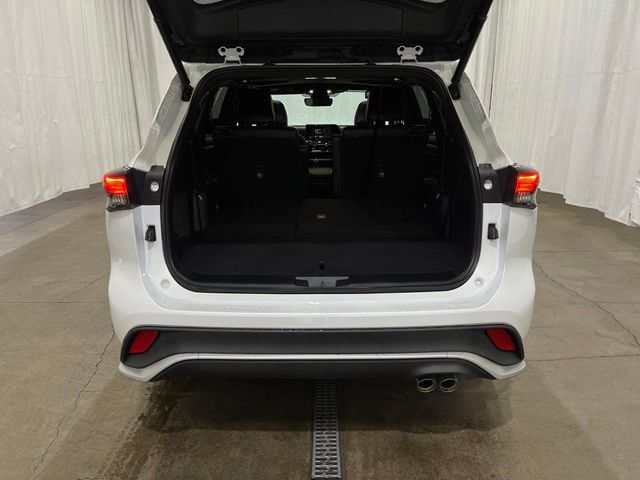 Used 2023 Toyota Highlander XSE AWD/4WD image 14