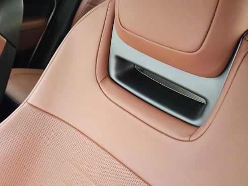 Used 2025 Land Rover Defender 110 image 10