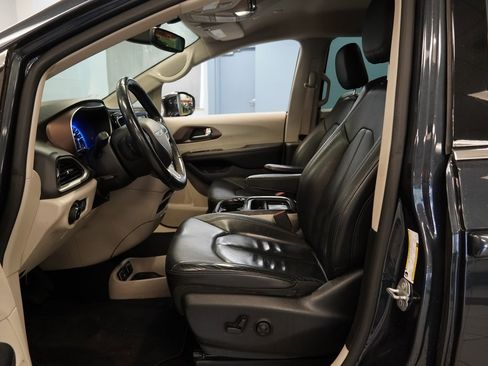 Used 2019 Chrysler Pacifica Touring-L image 5